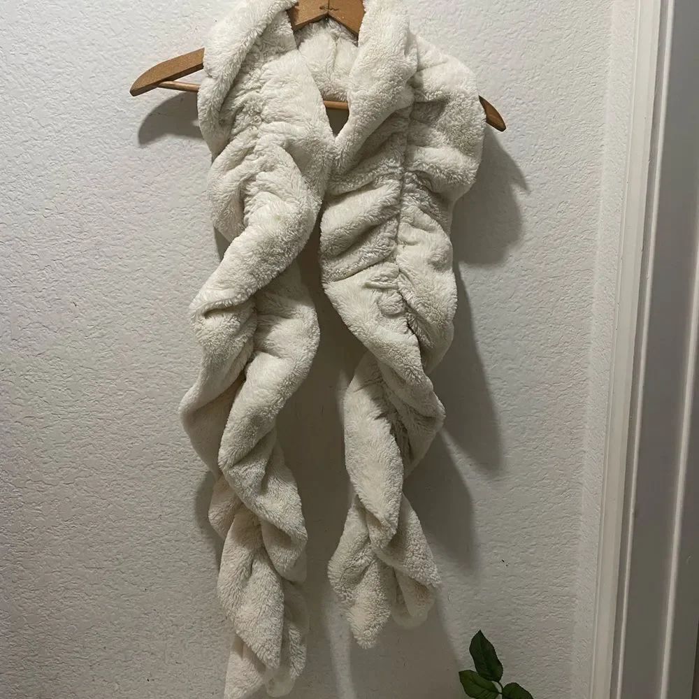 Cejon faux Fur Ivory Ball Pom Pom Scarf
